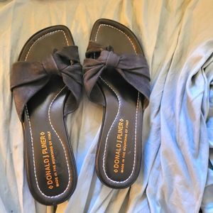 Donald J. Pliner Made in the Mountains of ItalyWomen's Sue Bow Sandals Size 8.5M